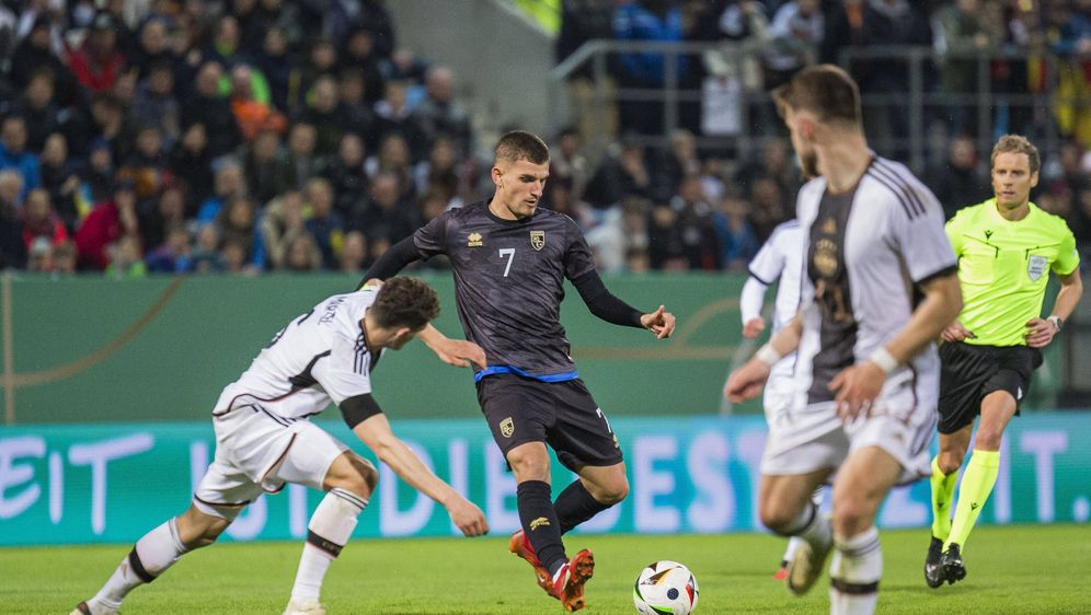 Etnik Brruti (u sredini)