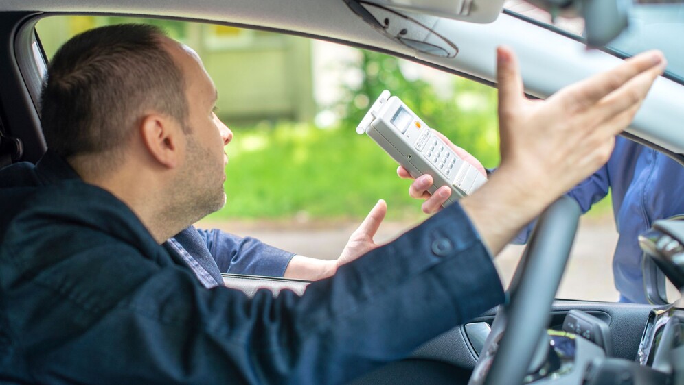Vozač koji se svađa s policajcem oko alkotesta