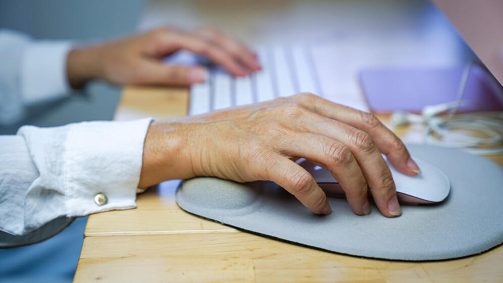 Žena koristi miš i tipkovnicu