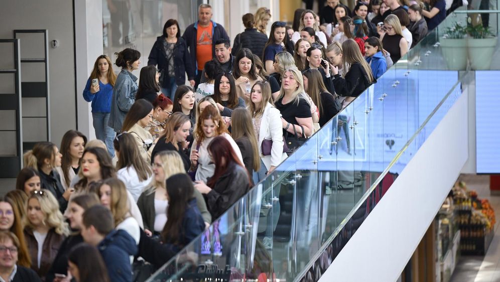 Hrvatice čekaju u redu na otvaranje Sephore u Zagrebu - 5