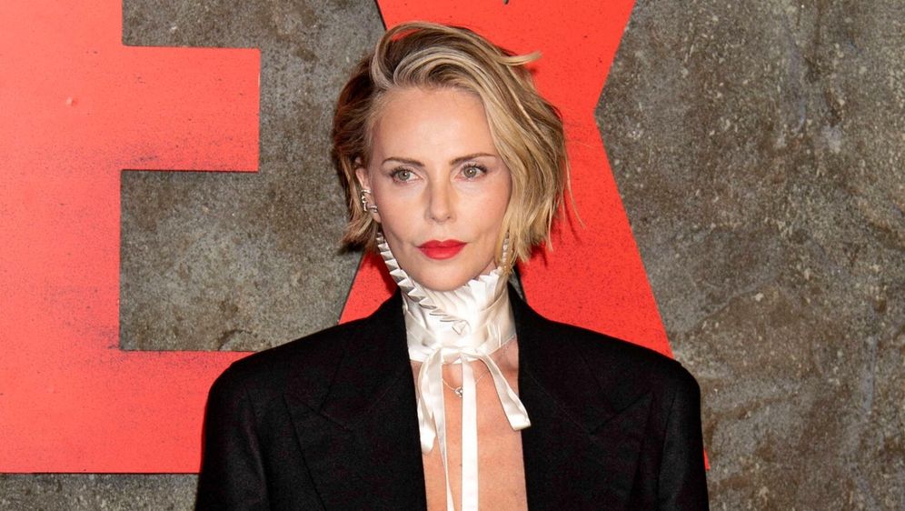 Charlize Theron u Diorovom odijelu na premijeri Apexa u New Yorkiu 2026. - 5