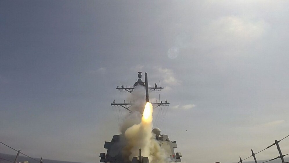 Američki ratni brod lansira projektil