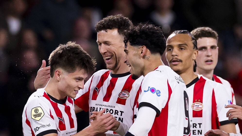 Bajraktarević slavi sa suigračima