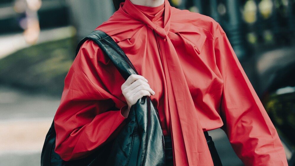 Crvene košulje i bluze su komad koji uljepšava svaku kombinaciju