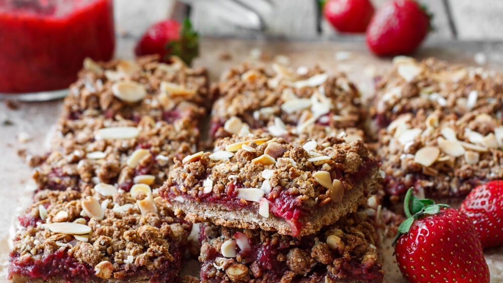 Zobene pločice s džemom od jagoda i bademima