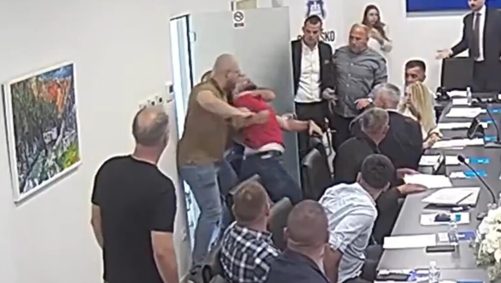 Tomislav Bandić pokušava ući na sjednicu Općinskog vijeća