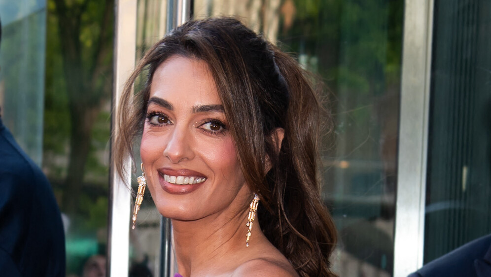 Amal Clooney u haljini boje fuksije modne kuće Balenciaga - 4