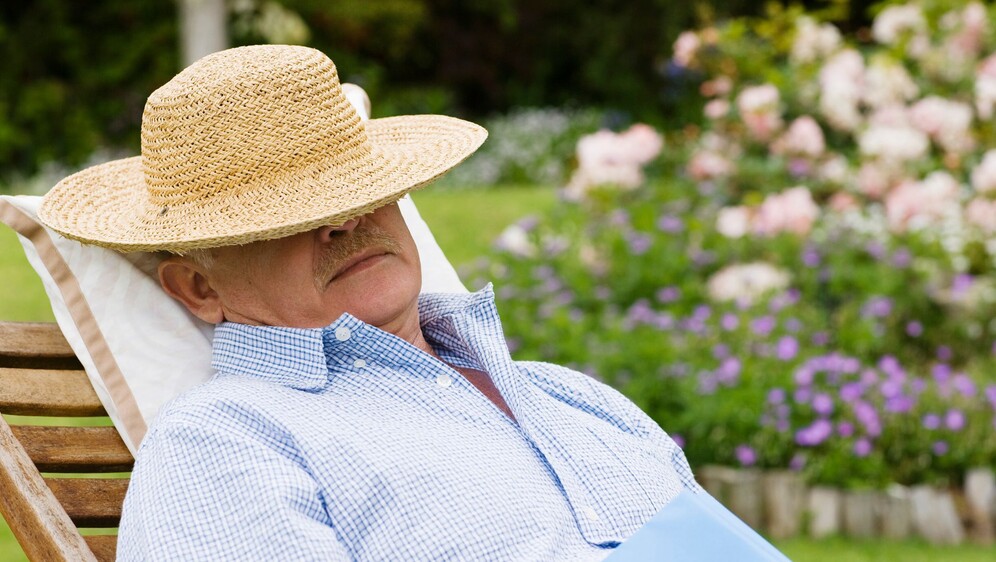 Starac koji drijema sa šeširom na glavi