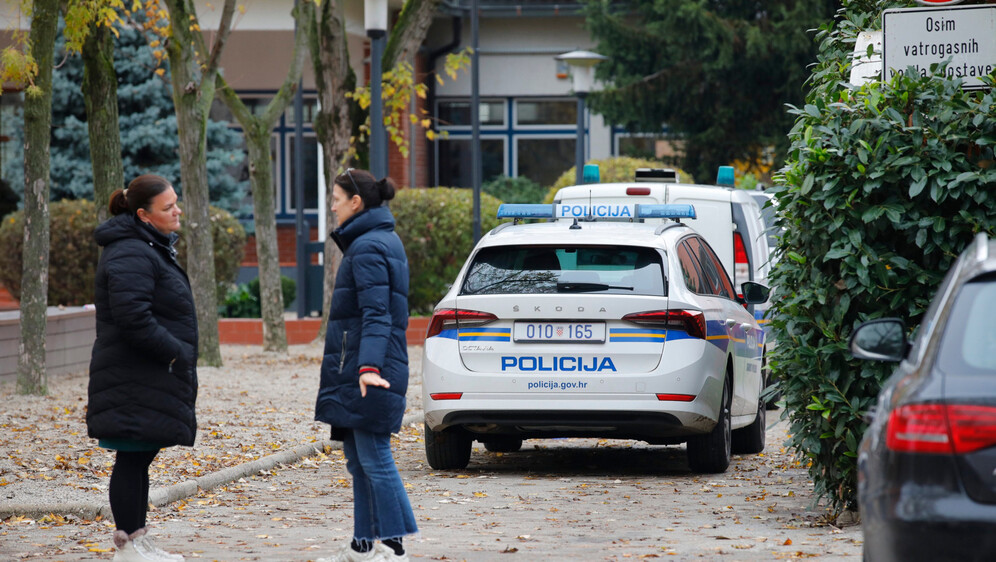 Policija ispred škole, ilustracija