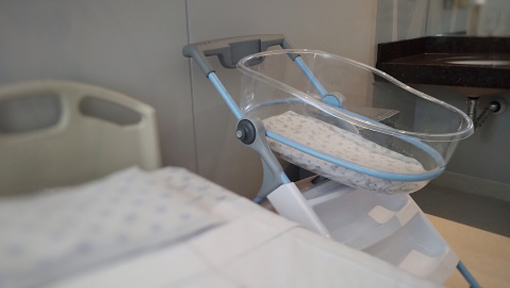 Dječji krevetić u bolničkoj sobi, ilustracija