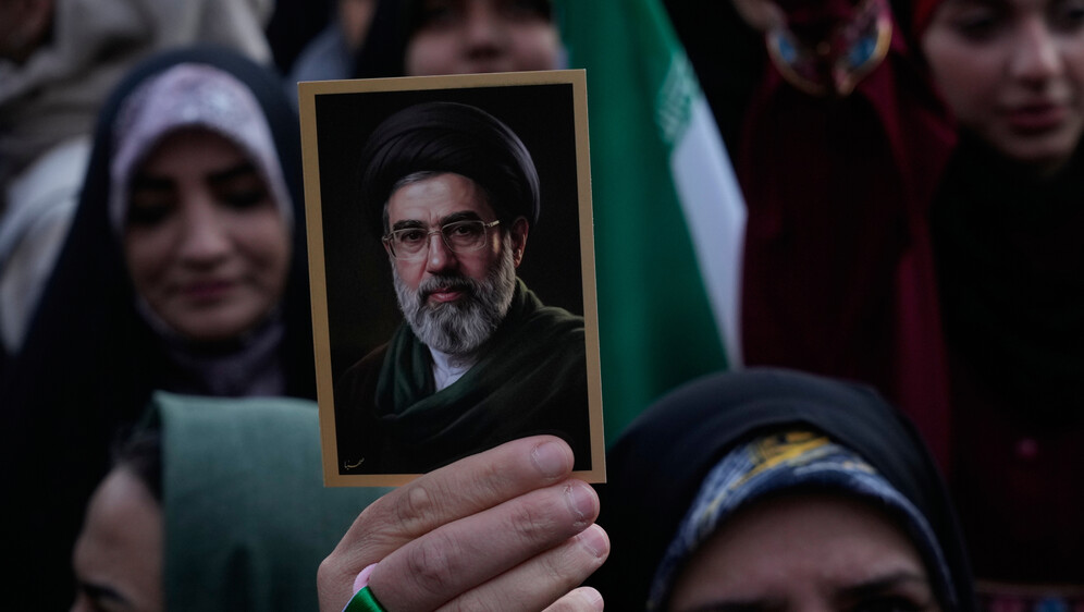 Prosvjednica drži portret Modžtabe Hameneia
