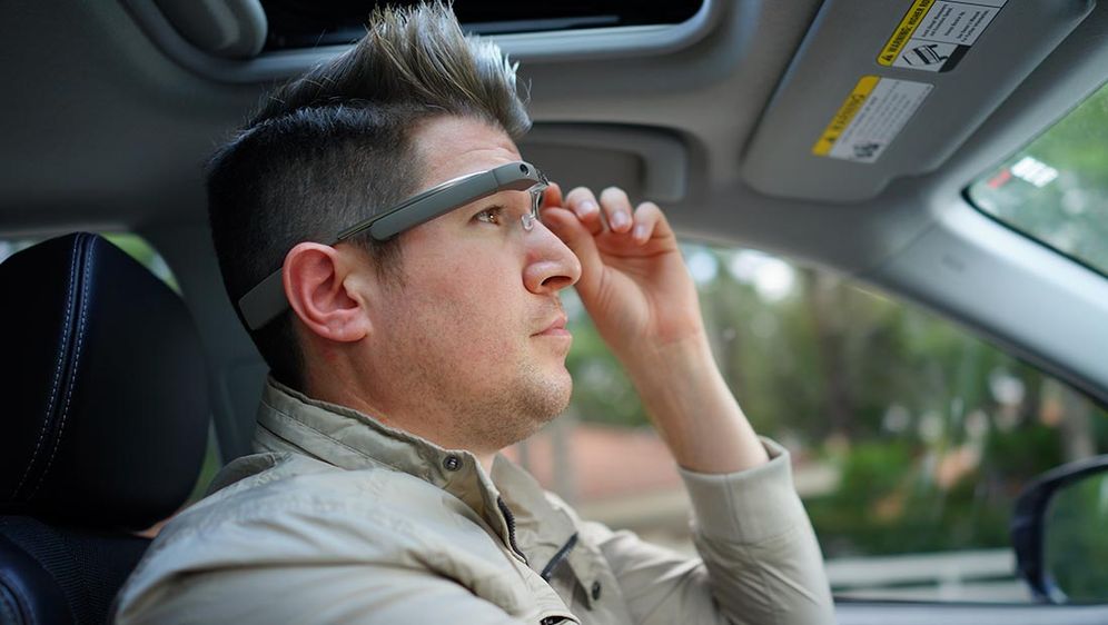 Velika Britanija želi zabraniti nošenje Google Glassa u automobilima