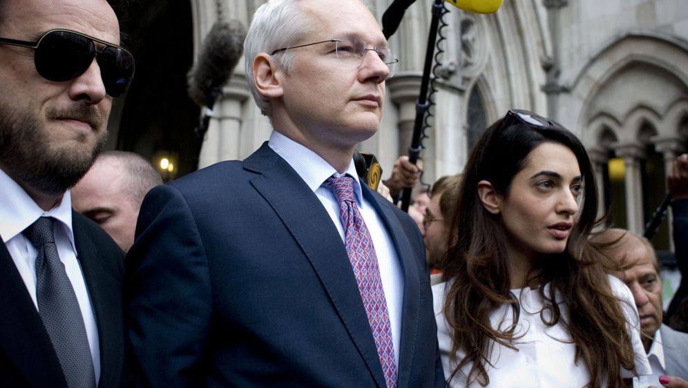 Julian Assange posustaje i napušta ekvadorsku ambasadu radi zdrastvenih problema?