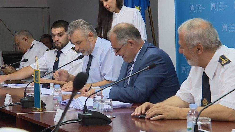 Ugovori o nabavi novih vatrogasnih vozila potpisani su danas u Splitsko-dalmatinskoj županiji (Foto: Vijesti Nove TV u 17)