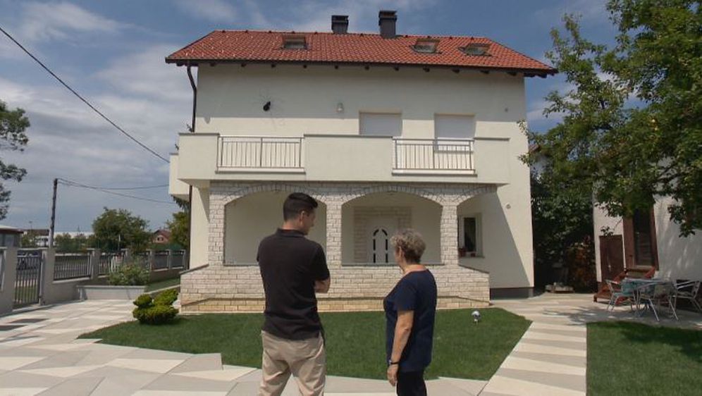 Ivan Forjan i Nevenka Glavica ispred kuće čija je fasada obnovljena s pomoću državnih sredstava (Foto: Dnevnik.hr)