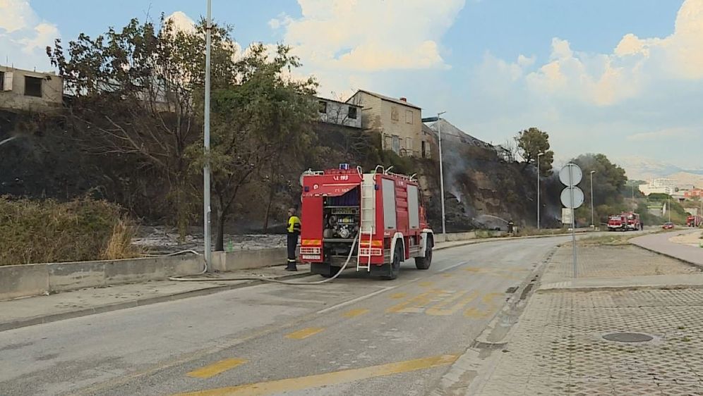 Buknuo je požar na Splitskom Žnjanu (Foto: Dnevnik.hr) - 4