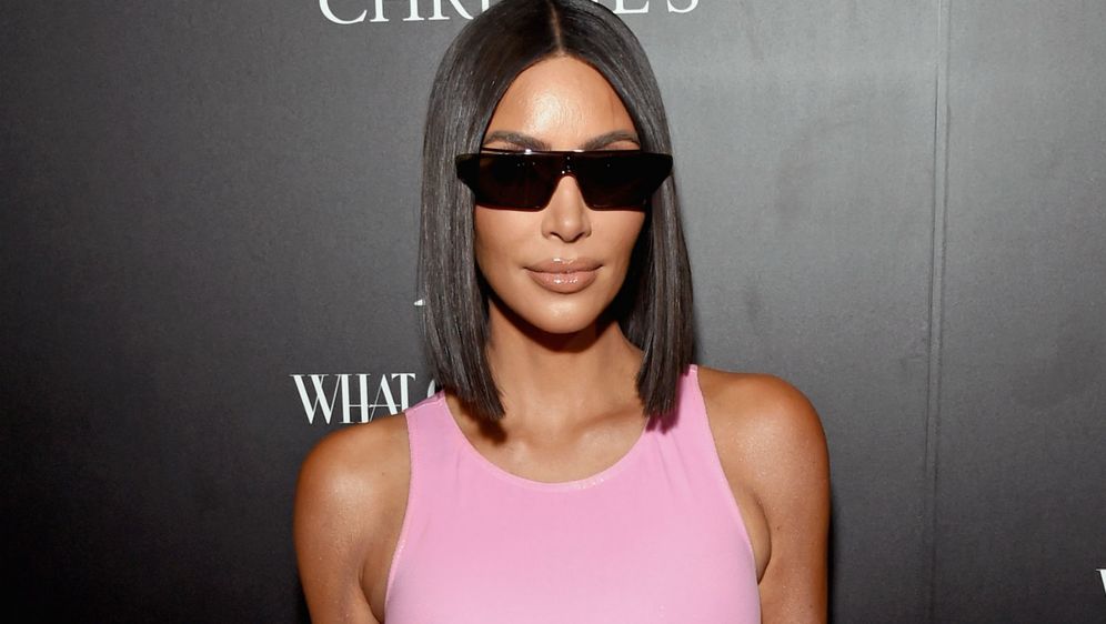 Kim Kardashian pojavila se na crvenom tepihu u ružičastoj mini haljini