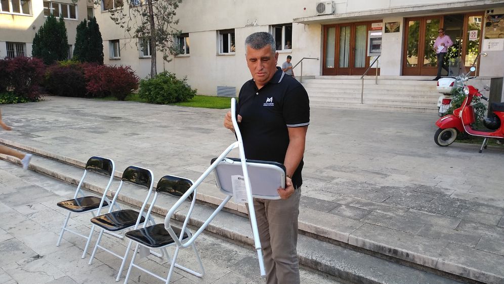 Miro Bulj s četiri stolice ispred zgrade županije u Splitu (Foto: Mario Jurič/Twitter)