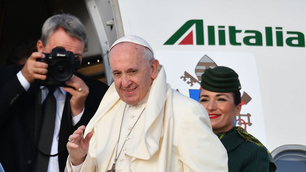 Papa Franjo pri ukrcaju na avion za Irsku (Foto: AFP)