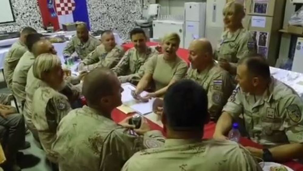 Predsjednica pjeva s hrvatskim vojnicima u Afganistanu (Screenshot: predsjednicarh/Instagram)