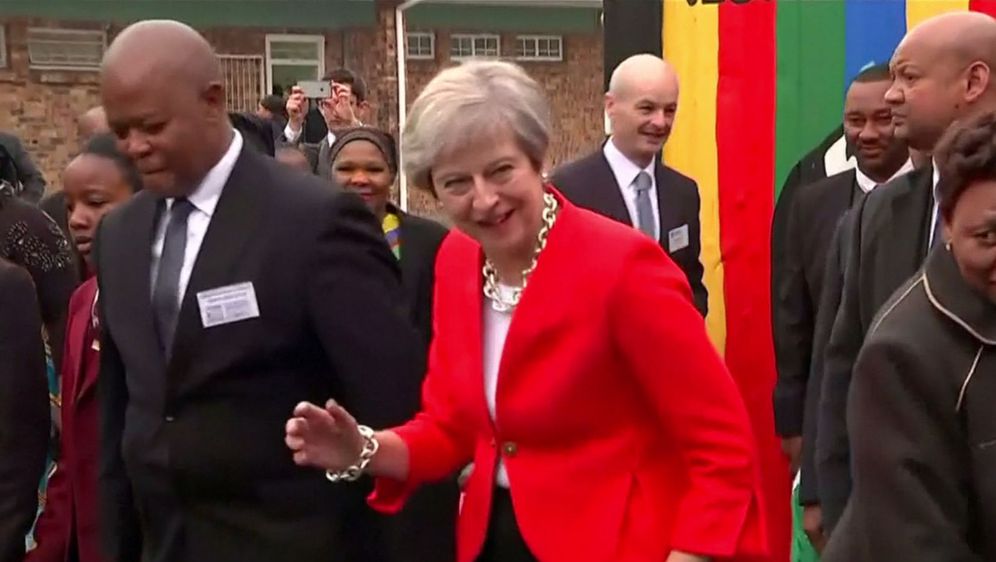 Theresa May zaplesala sa školarcima u Cape Townu (Screenshot: Reuters)