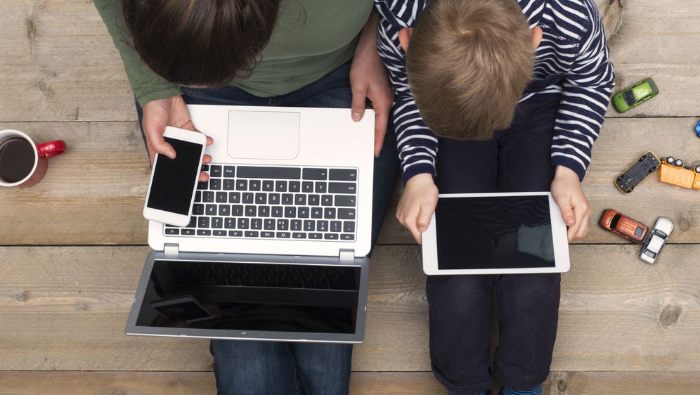 Majka i dijete koriste tehnologiju zajedno (Ilustracija: Getty)