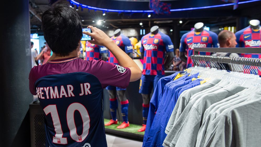 Dječak u Neymarovu dresu u fan shopu Barcelone (Foto: AFP)