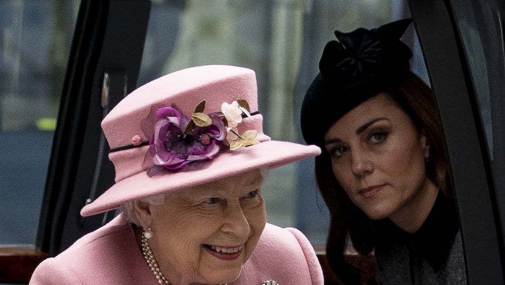 Kate Middleton i kraljica Elizabeta (Foto: AFP)