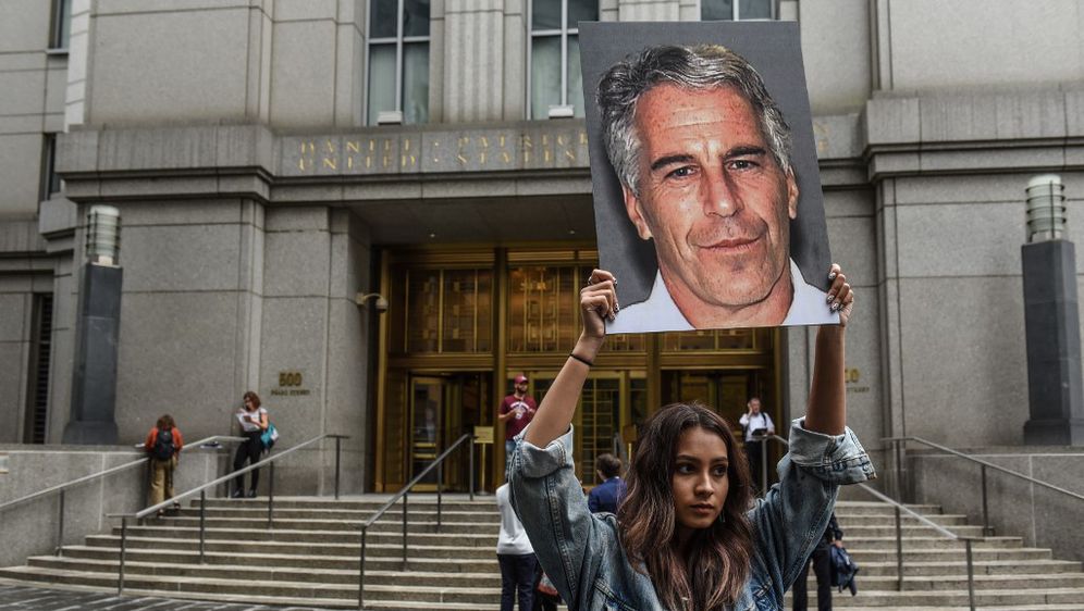 Prosvjednica drži fotografiju Jeffreyja Epsteina (Foto: AFP)