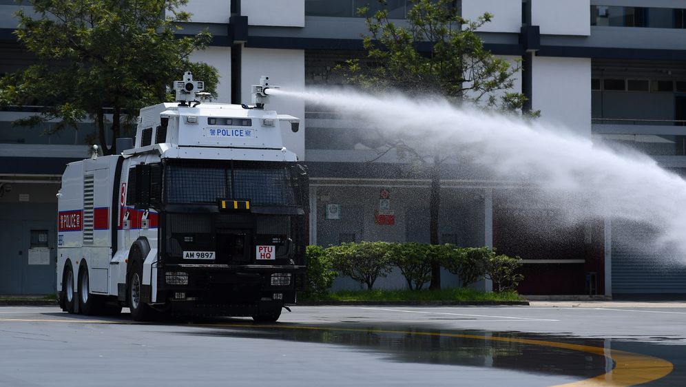 Policija upotrijebila vodene topove (Foto: AFP) - 4