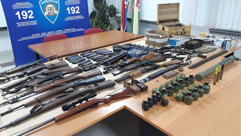 Policija pronašla arsenal oružja u Bjelovaru (Foto: PU bjelovarsko-bilogorska)