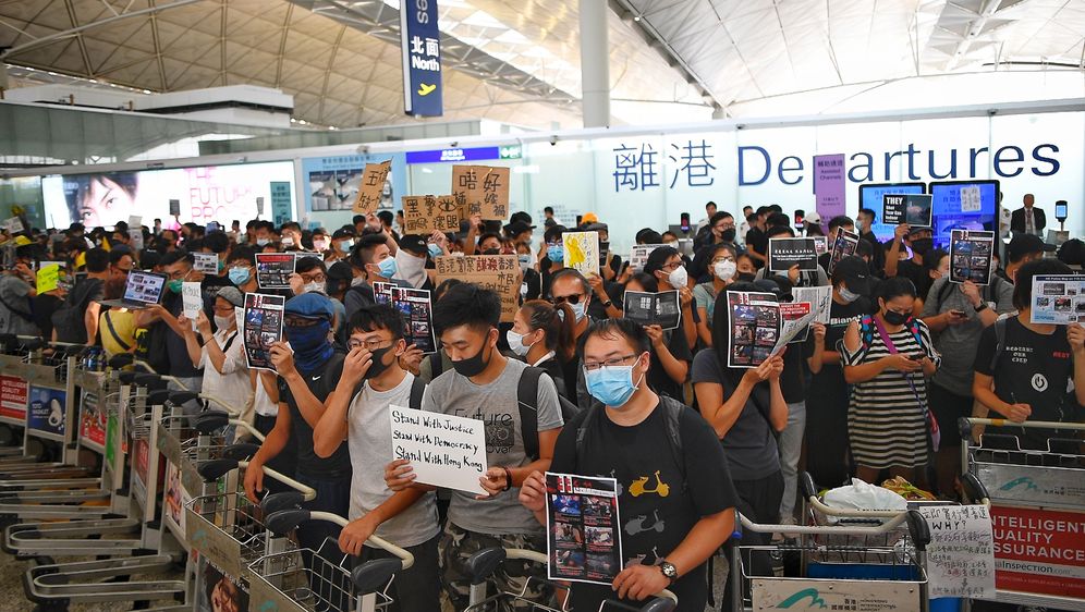 Prosvjednici blokirali aerodrom u Hong Kongu (Foto: AFP) - 2