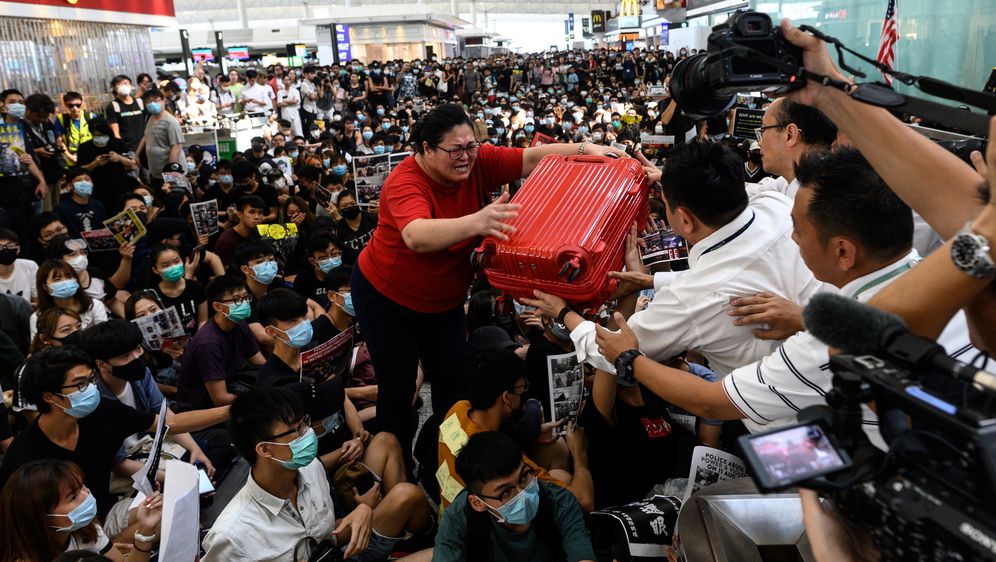 Prosvjednici blokirali aerodrom u Hong Kongu (Foto: AFP) - 3
