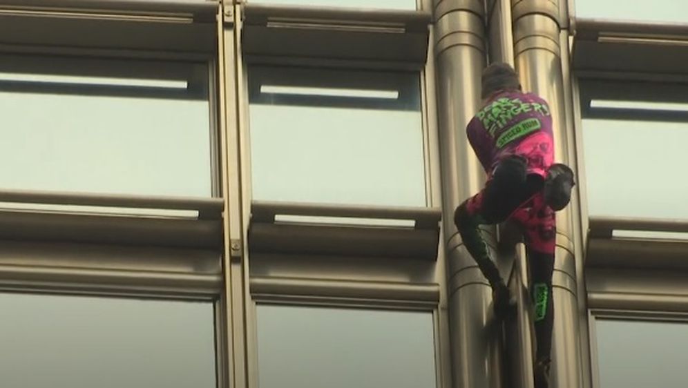 Alain Robert popeo se na neboder u Hong Kongu (Video: AP)