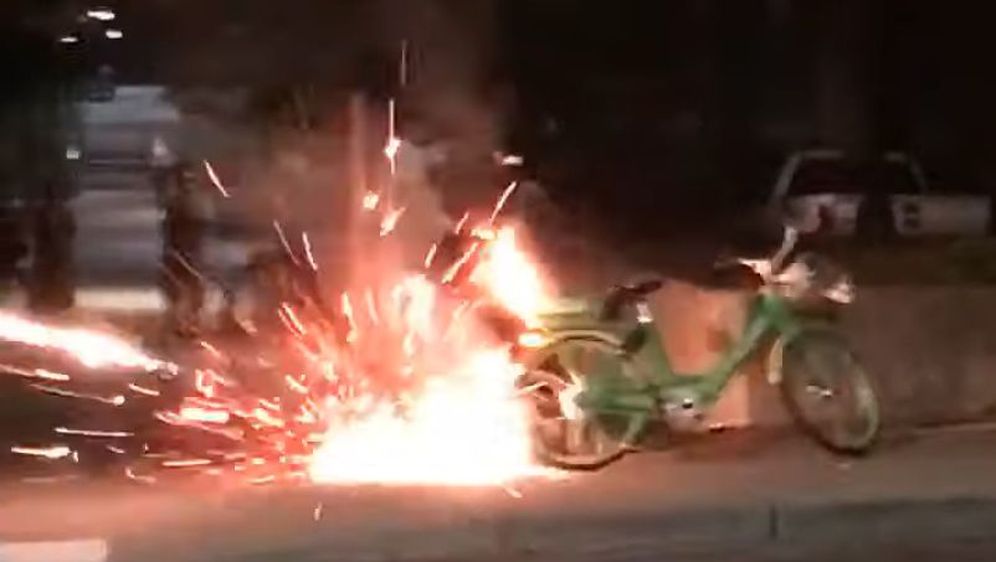 Zapaljeni bicikl (Foto: Screenshot/YouTube)