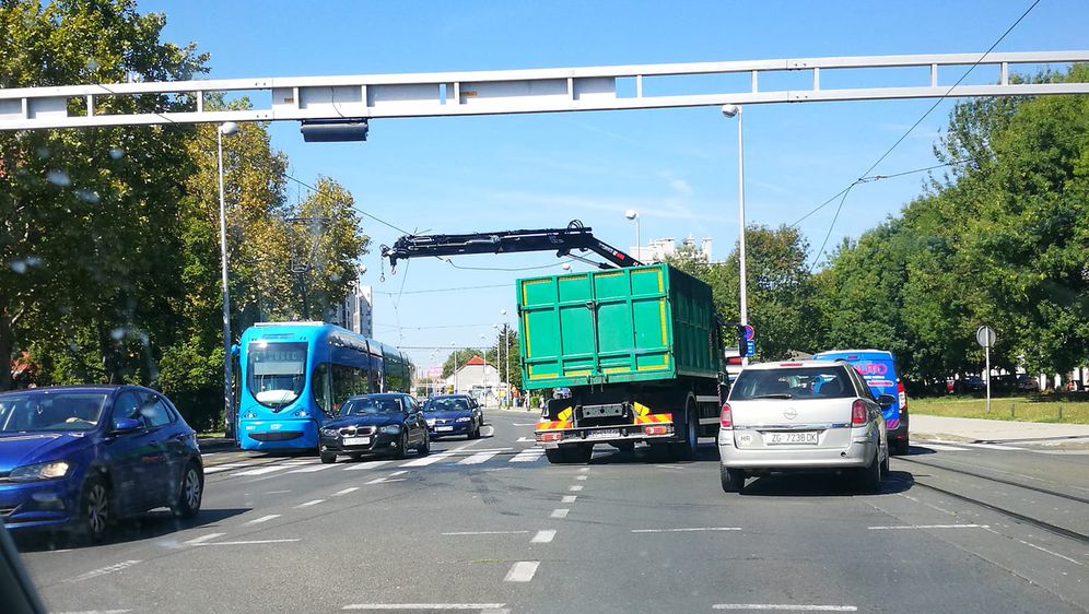 Kamion zapeo na kabel u Zagrebu (Foto: Facebook/M.Ć.)