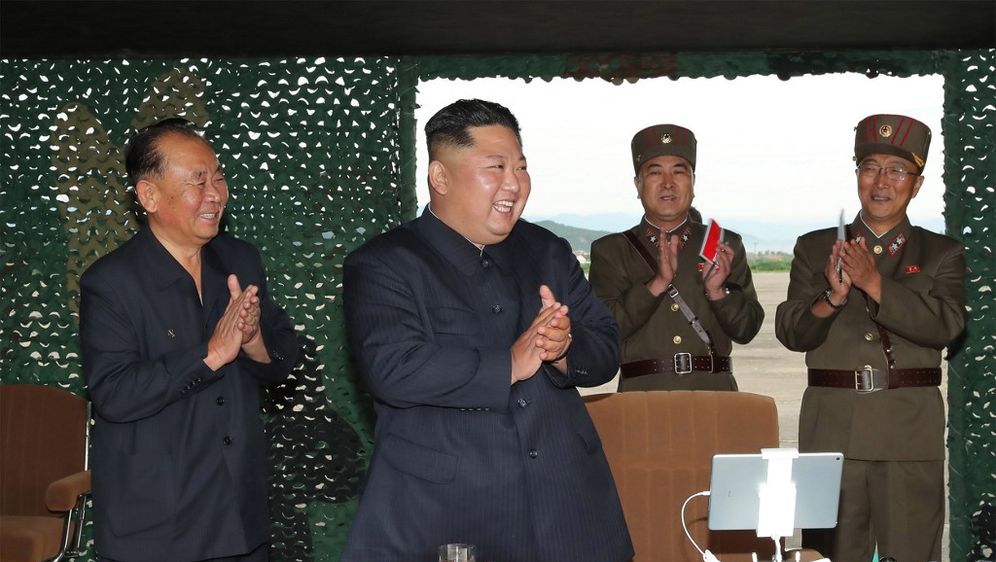 Objavljene fotografije Kim Jong Una kako gleda lansiranje novih projektila (Foto: AFP)