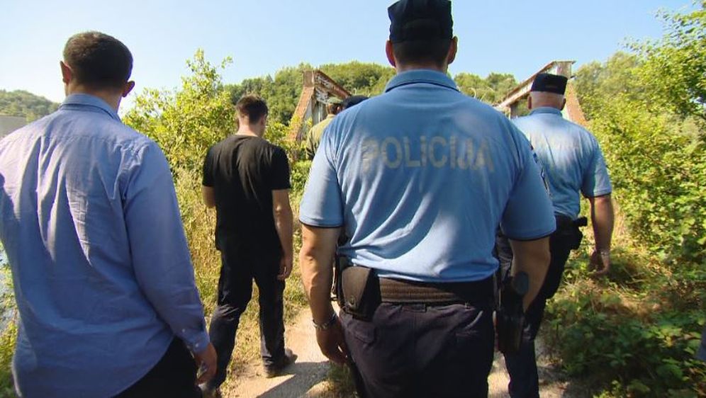 Policajci prate ljude (Foto: Dnevnik.hr)
