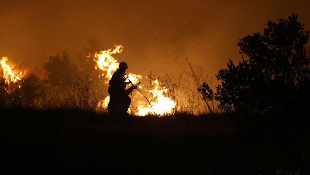 Vatrogasac gasi požar (Foto/Arhiva: Ivo Cagalj/PIXSELL)