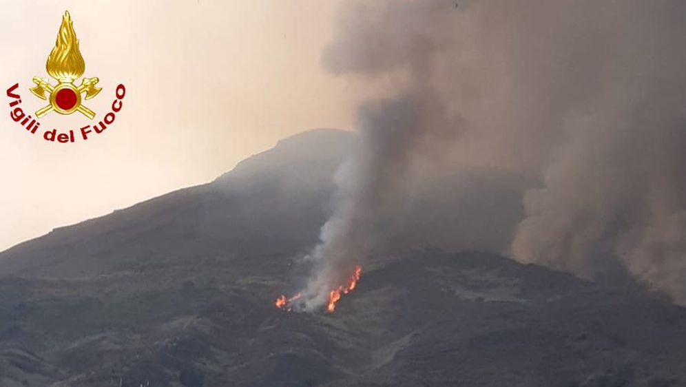 Erupcija vulkana na talijanskom otoku Stromboli (Foto: Handout / Vigili del Fuoco / AFP)
