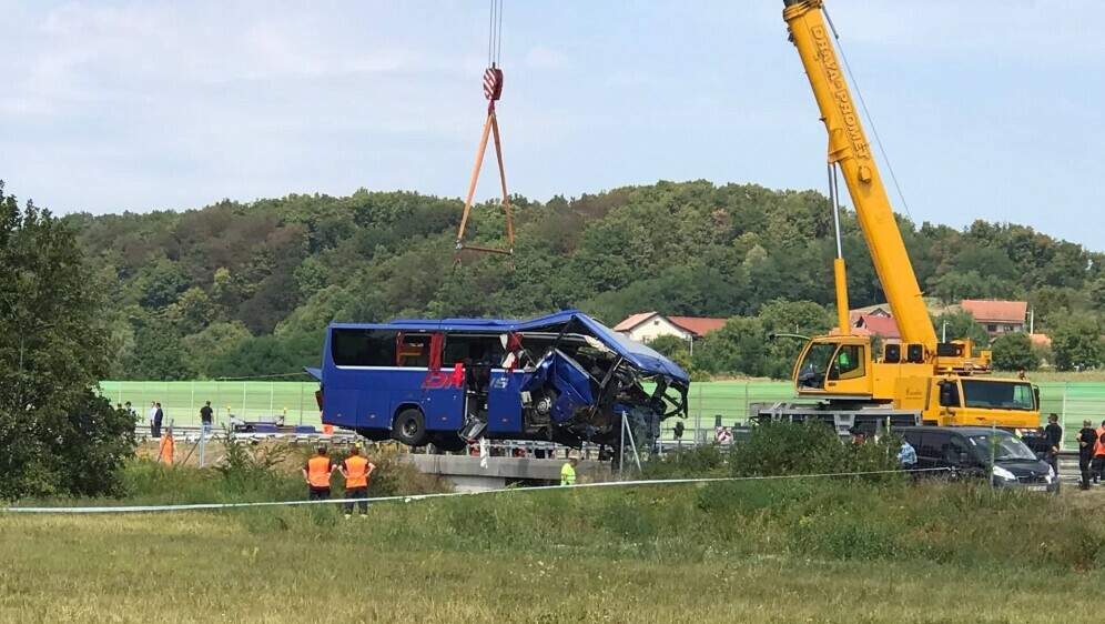Smrskani poljski autobus