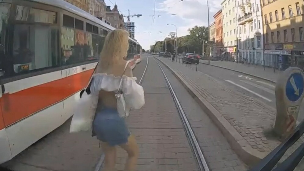 Pješakinja ispred tramvaja