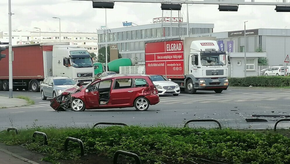 Sudar kombija i osobnog vozila u Zagrebu