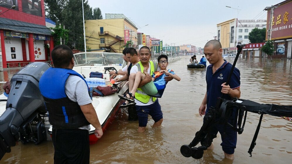 Spašavanje ljudi tijekom poplave u Kini