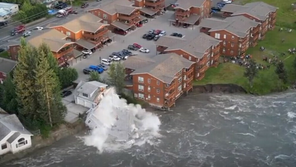 Kuća na Aljasci urušila se u nabujalu rijeku