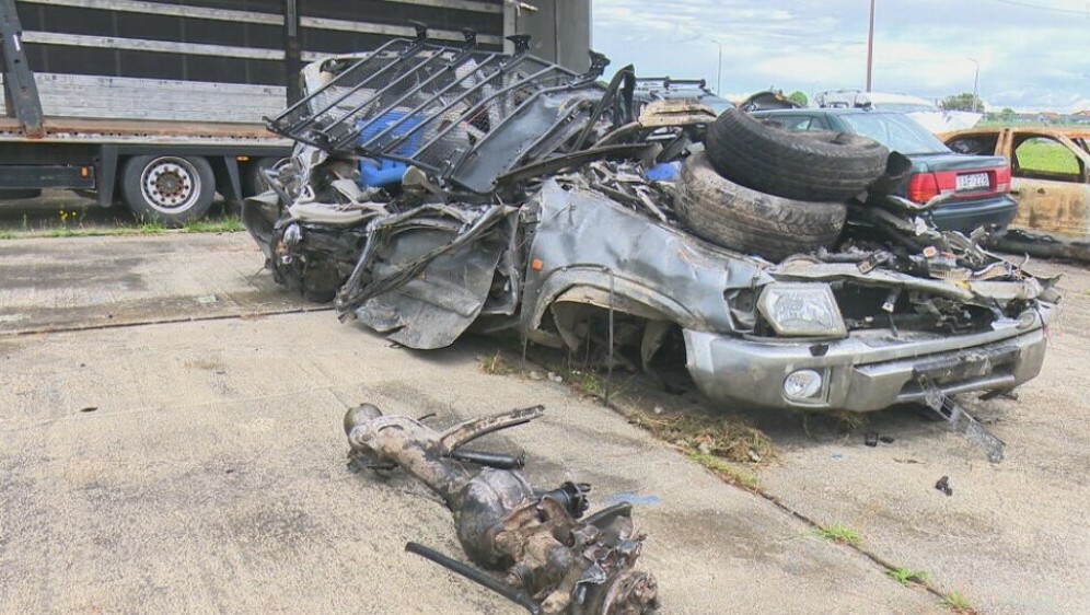 Sudar vlaka i automobila ostavljenog na tračnicama, ilustracija - 6