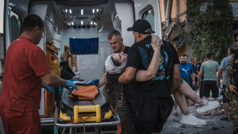 Spasioci nose ranjenu ženu nakon raketnog napada na Pokrovsk