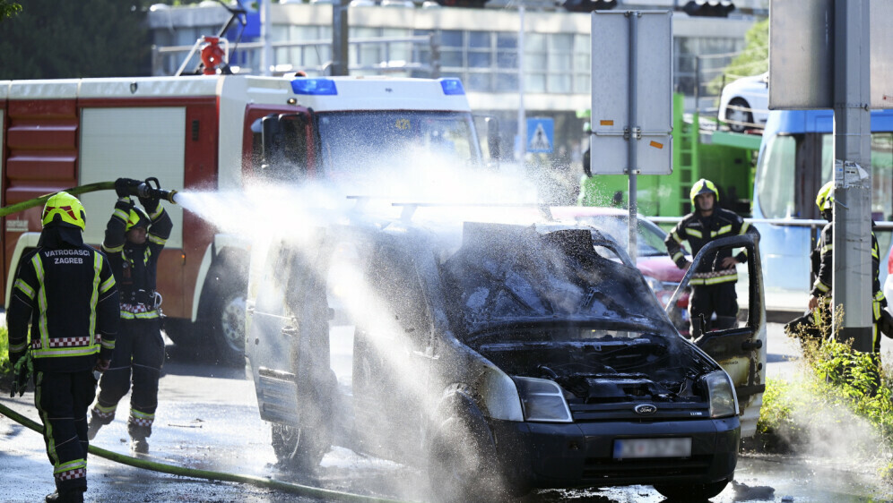 Izgorio automobil u Aveniji grada Vukovara - 1