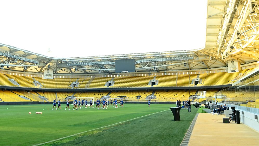 Dinamo na stadionu AEK-a