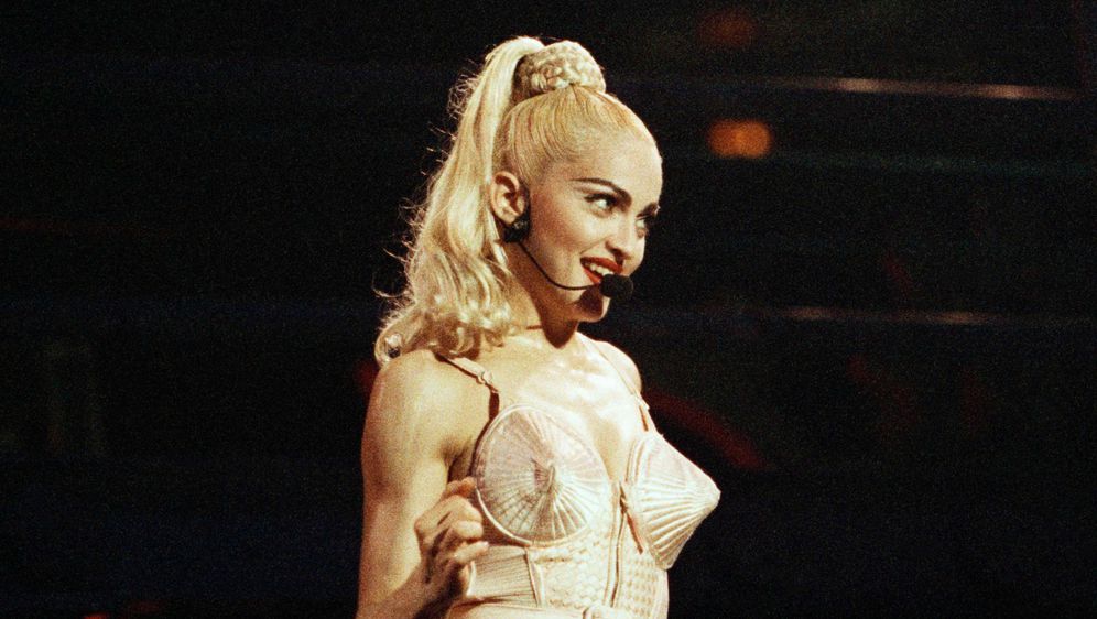 Madonna 1990. na turneji Blonde Ambition u kreaciji Jeana Paula Gaultiera